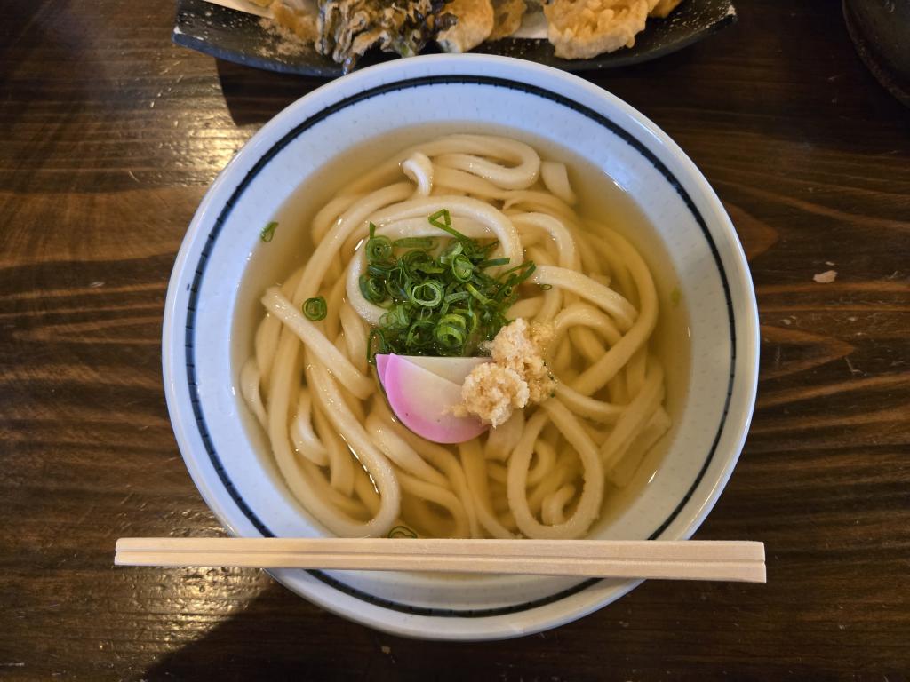 香川県民です。本格手打ちと言うだけあってホントに美味しかったです！太麺で喉につまらないのど越しのあるうどんでした！お汁も美味しかったです。1つだけこちらの記事に書かれてある麺成分についてとても感じのよい店主様に確認を取ったのですがグルテンフリーではないですとの回答を頂きました。