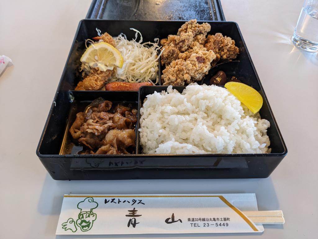 大人気の唐揚げ定食、青山弁当、中華定食、焼飯、美味しかったです。他のメニューも食べてみたかったので閉店は残念でなりません。
長い間ありがとうございました。