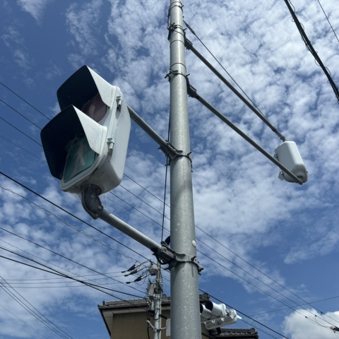 信号機の電気代は誰が払ってるの？