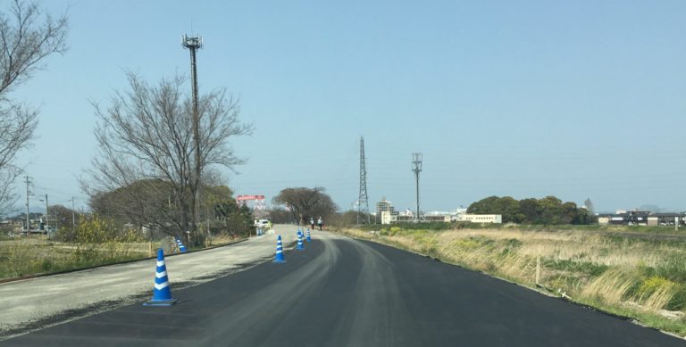 丸亀市中津町の金倉川沿い道路が広範囲で舗装工事してる