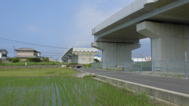 県道205号多度津丸亀線バイパスの多度津庄跨線橋（仮称）がもうすぐ繋がりそうだけど、いつできる？→まだ2、3年先でした