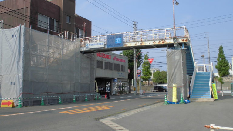 城乾小学校近くの錆びてボロボロだった歩道橋が綺麗に生まれ変わろうとしてる。今年の秋には改修塗装工事完了