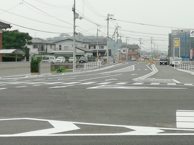 丸亀市土器町西の聖池沿いの道路が拡張工事してる