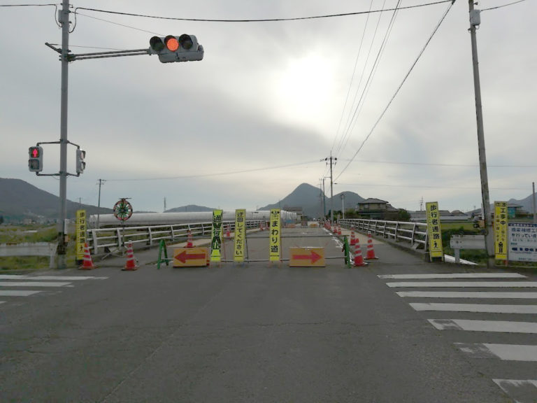 善通寺市与北町の木与上橋が車両通行止めになってる。2020年1月31日まで橋梁補修工事をするみたい。歩行者は通行OK