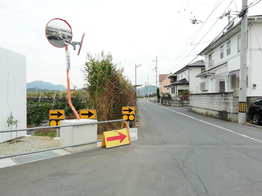 新飯山南コミュニティセンター南側道路東向き