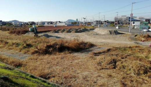 新田町の先代池北側で盛土工事してるのは、丸亀市総合運動公園の拡張計画によるものみたい。ソフトボールなどができる多目的グラウンドができる予定