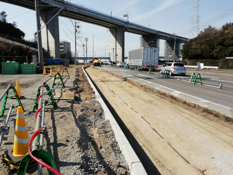 【追記あり】坂出市の浜街道番の州入口で車線変更工事と門型看板設置工事をしてる。ここにも水族館の影響があるとかないとか