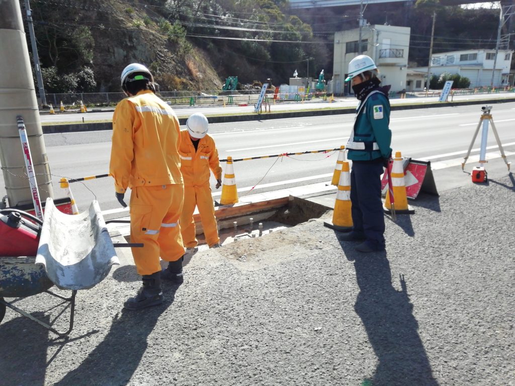 門型看板の支柱が建つところ