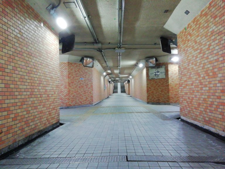 【動画あり】善通寺市の「五条地下横断歩道」がLED照明に替わって明るくなったと聞いて夜中に通ってきた