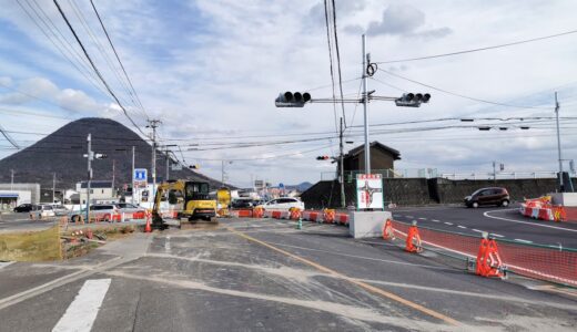 県道長尾丸亀線と善通寺府中線の交差点で交差点の改良工事をしてる