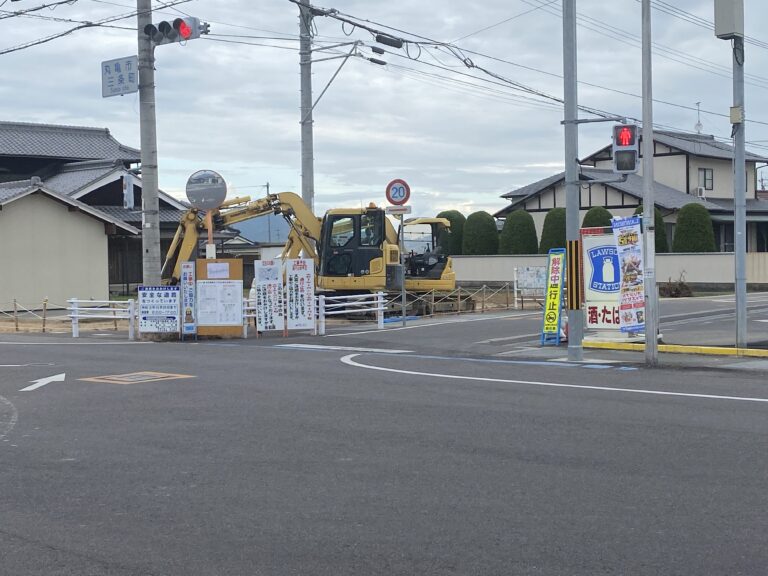 三条町の交差点で道路の改良工事をしてる