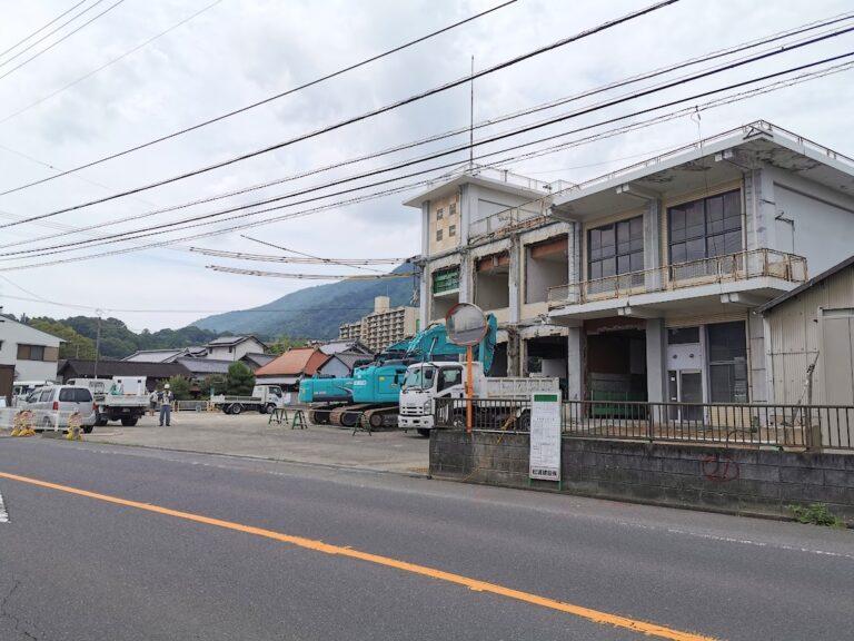 坂出市の旧JA香川県府中支店の解体工事が行われてる。新しい道路をつくるみたい