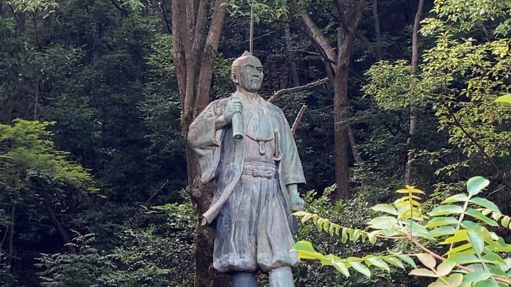 坂出市 鹽竈神社境内 久米通賢銅像