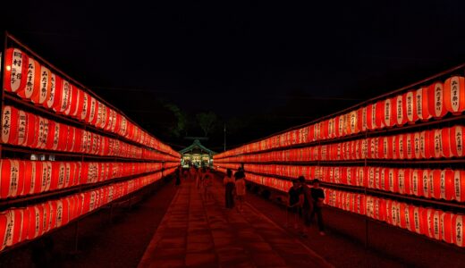 善通寺市の讃岐宮県護国神社で「万燈みたままつり」が2023年8月13日(日)～15日(火)まで開催される。幻想的な灯りの中で戦没者を慰霊し恒久平和を願う祭り