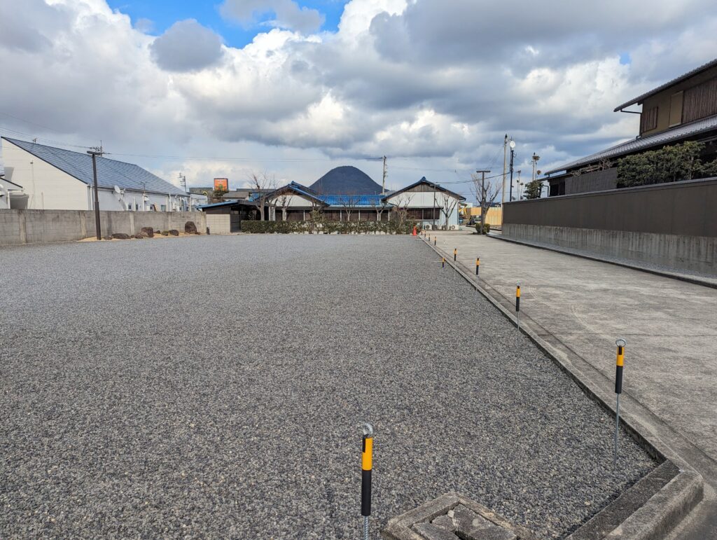 丸亀市三条町 アンチックよろずや 駐車場