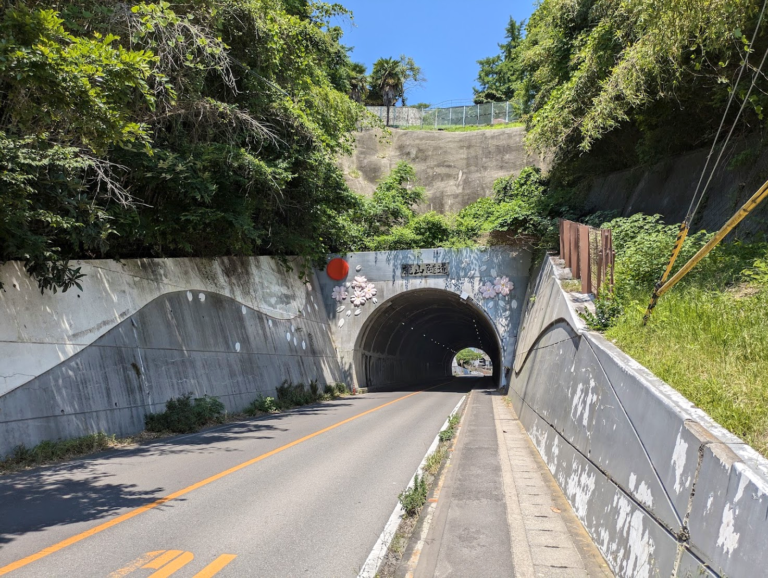 多度津町の「桃山隧道(桃陵トンネル)」の坑口デザインが綺麗になってる