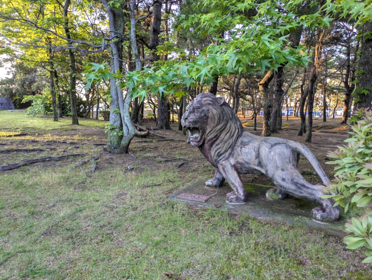 丸亀市蓬莱町の公園にライオンが生息してる&#x2049;砂場が消えた公園