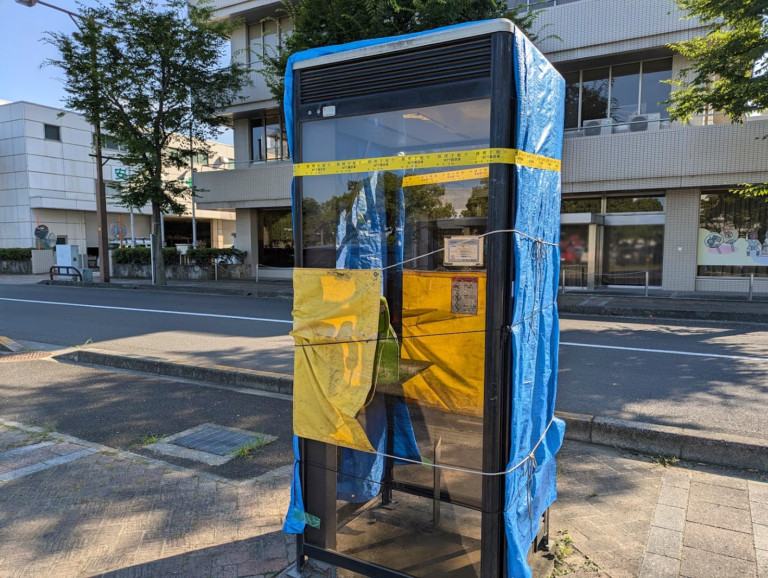 丸亀市民ひろば西口にある公衆電話ボックスの割れたガラスが修復されたみたい