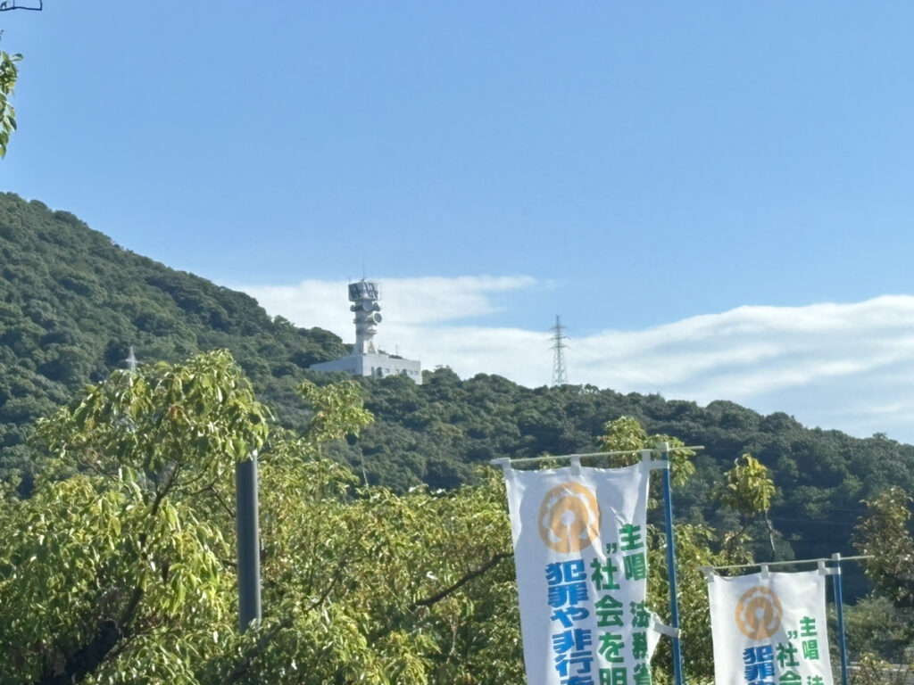 青の山 謎の建物