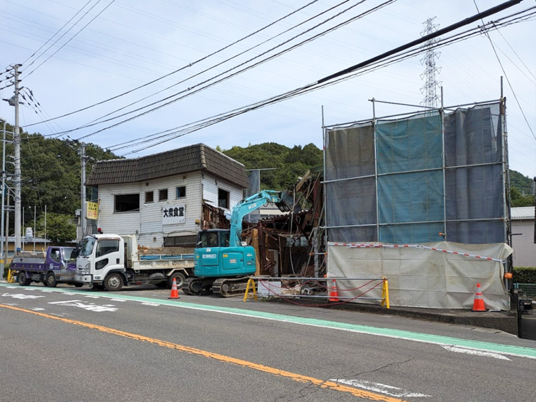 宇多津町にあった「大衆食堂 よい子」の建物が解体されてる