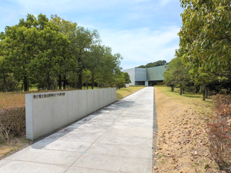 坂出市沙弥島の「香川県立東山魁夷せとうち美術館」が2024年9月2日(月)～2025年4月上旬ごろまで臨時休館するみたい。カフェ・ミュージアムショップも休業に