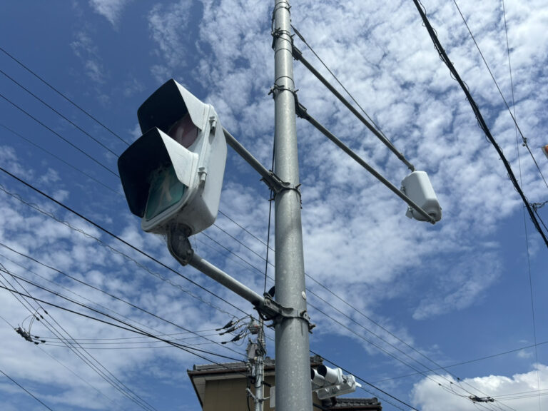 なぜか高いところにある信号機