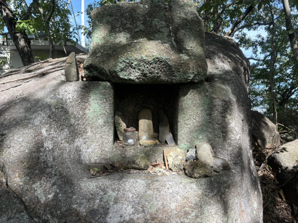 坂出市府中町 猫山 ほこら