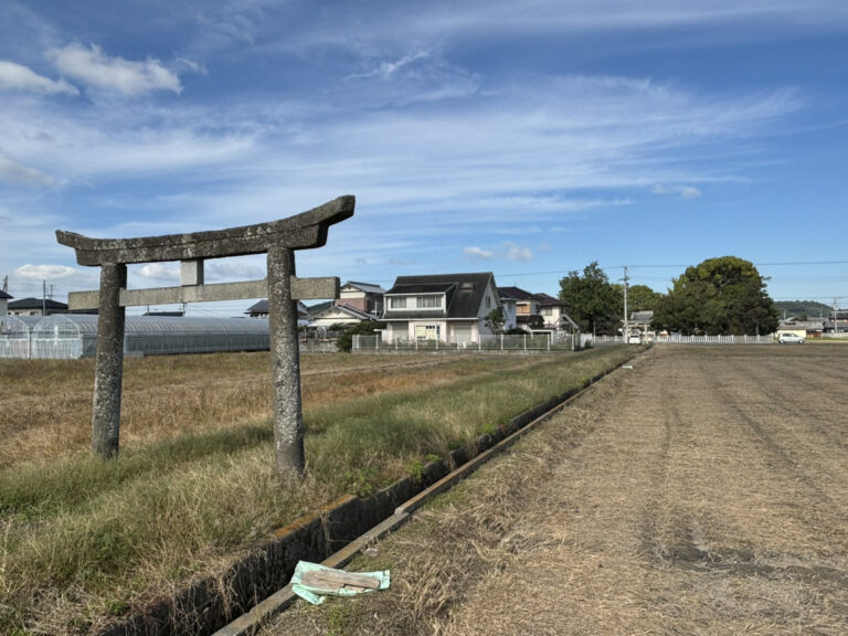 畑の間になんで鳥居があるの？