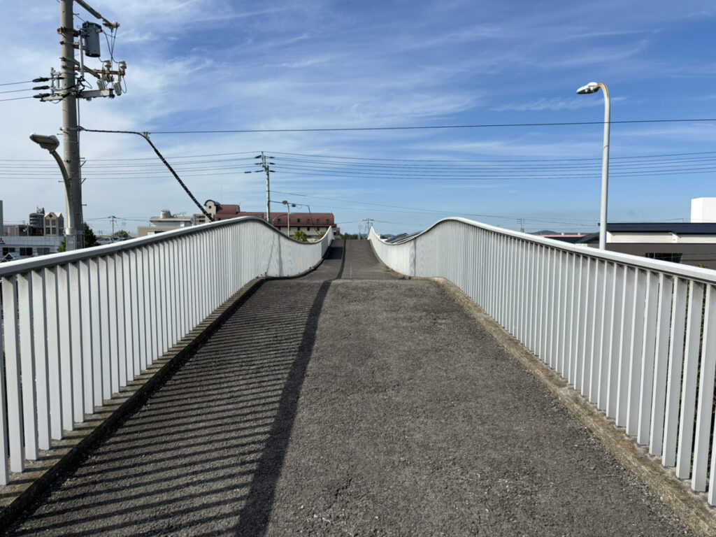 綾歌郡宇多津町 歩道橋 高低差