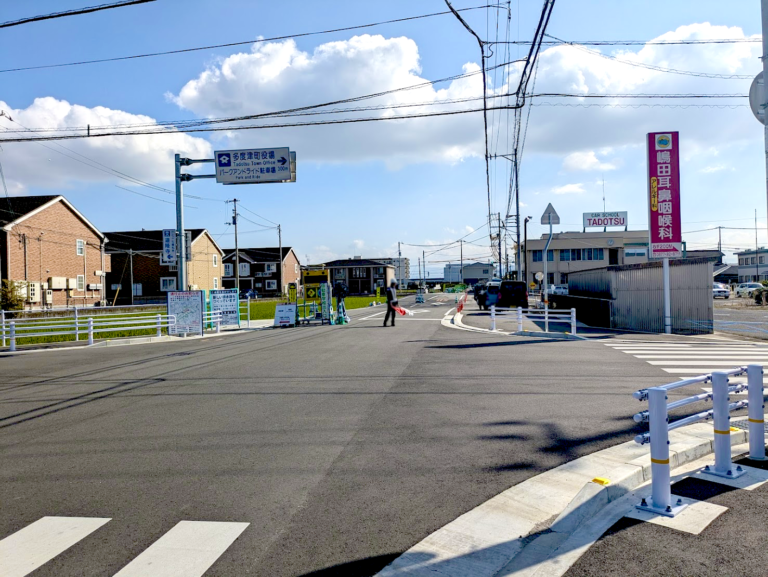 「多度津自動車学校」の東側交差点付近が工事のため通行止めになってる。歩行者は通行できるみたい