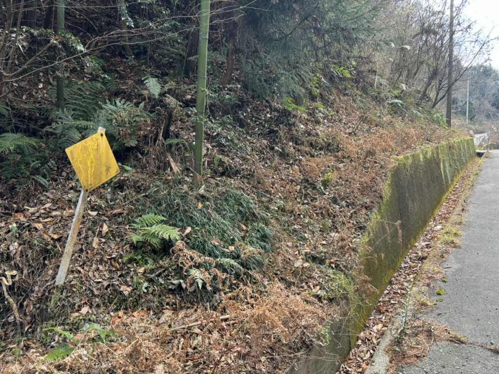 まんのう町 首切峠 黄色い看板