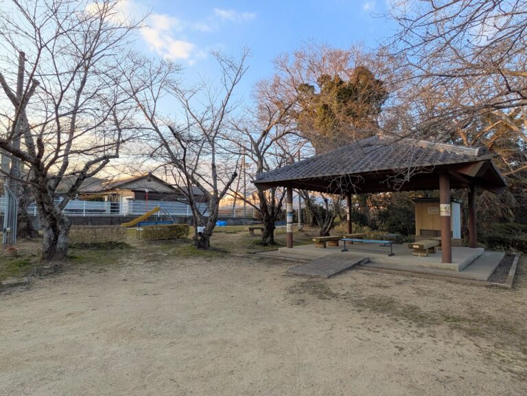 滝宮公園にある香川県産ヒノキの新ベンチを実際に嗅いでみた